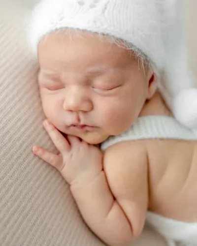 newborn-baby-portrait-2023-11-27-05-34-27-utc-min(1)